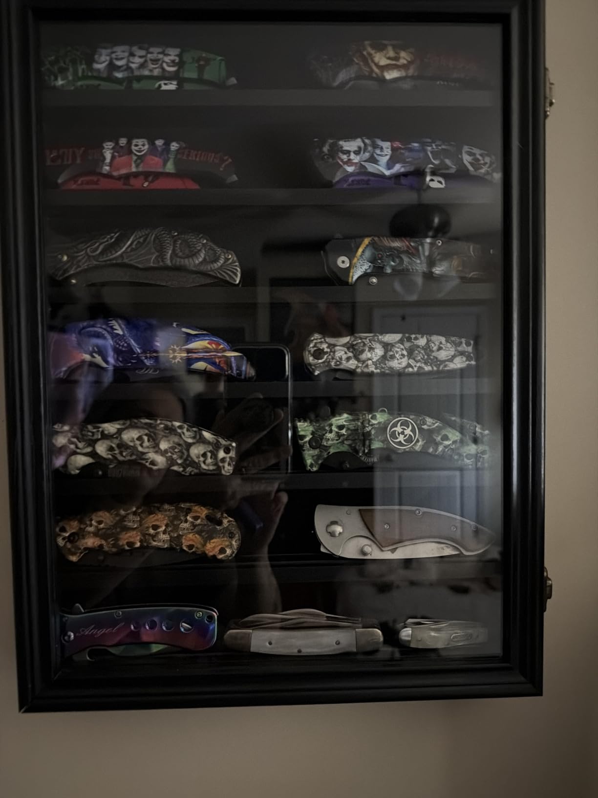 ASmileIndeep Pocket Knife Display Case 7 Rows Lockable Wooden Knife Shadow Box with HD Tempered Glass, Military Folding Knife Cabinet Stand for Wall with Removable Shelves, Walnut customer photo 2