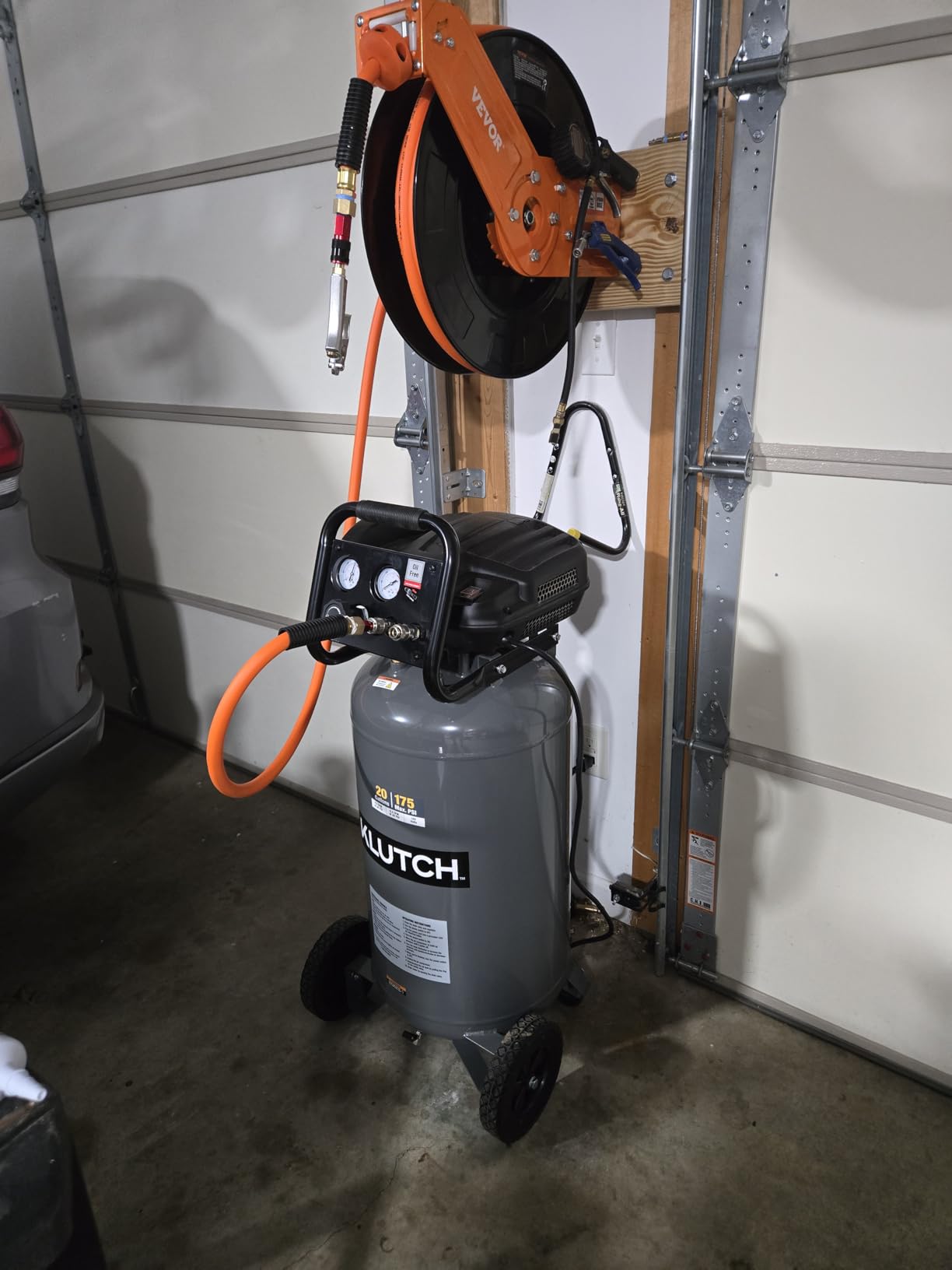 Klutch 29-Gallon Air Compressor, 2.5 HP, 120V, 175 PSI, 5.1 CFM at 90 PSI customer photo 2