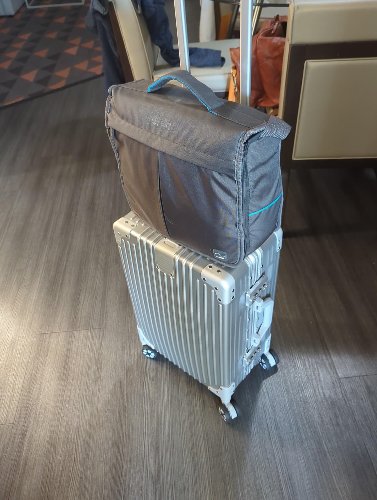 HotWay Zipperless Suitcase with Aluminum Frame, Carry On 20 Inch, Silver customer photo 2
