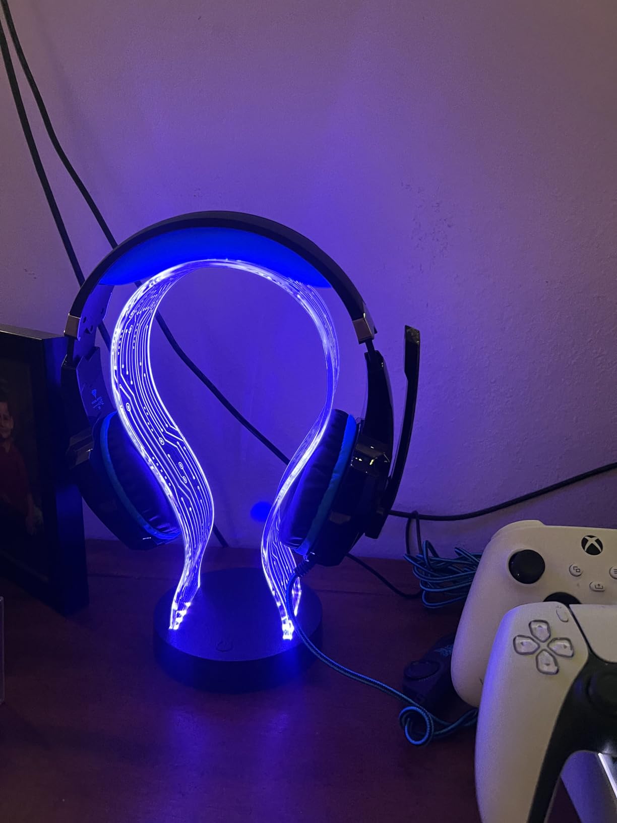 CoolGift Mart Light Up Headphone Stand with 16 Color Lights, PCB Pattern Acrylic Headset Stand with 1 USB and 1 Type-C Charging Ports, Gifts for Gamers Men Boy Father Dad and DJ Music Lovers customer photo 2
