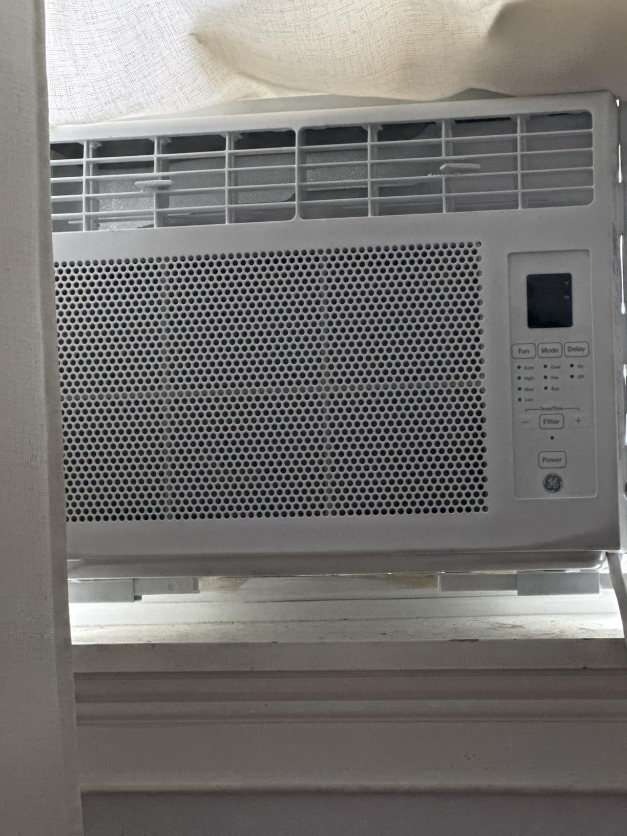 GE 6,000 BTU Electronic Window Air Conditioner, Cools Rooms up to 250 sq ft, Digital Controls with Remote, Energy Saver Mode, 24Hr Timer, Easy Install Kit Included, White customer photo 1