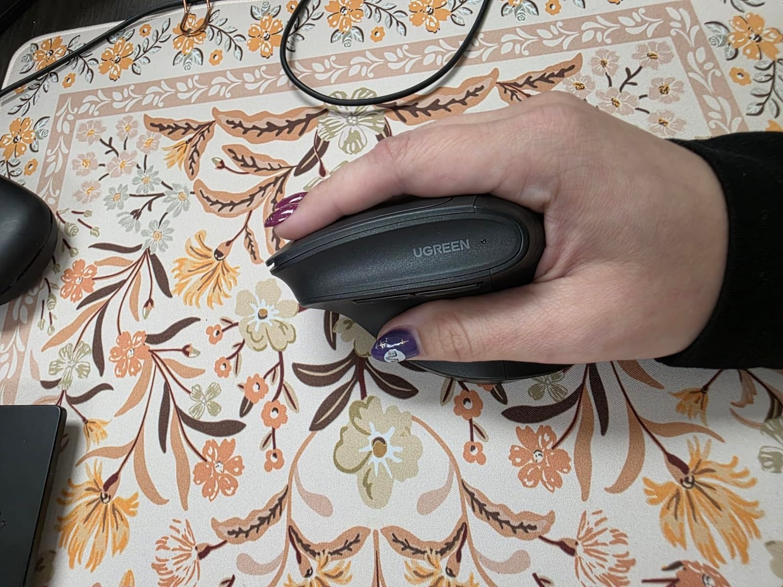 UGREEN Ergonomic Wireless Mouse, Bluetooth & 2.4G Wireless, Quiet Clicks | 1000/1600/2000/4000 DPI, Up to 3 Device Connectivity, 6 Buttons, Multi-system compatibility, for Laptop, Desktop, PC customer photo 1