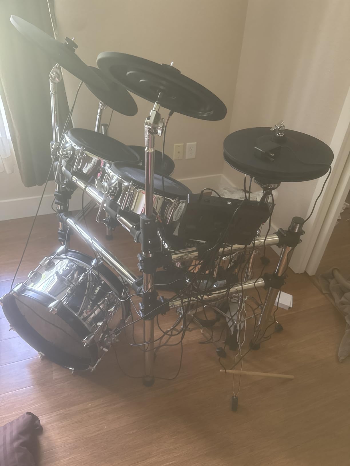 AKLOT Acoustic-Style Electric Drum Set: Independent 16’’ Wooden Bass Drum and 12’’ Snare, Triple-Zone Ride Cymbal, Standalone Hi-Hat, Full Mesh Pads, 460 Sounds, USB MIDI, Throne, Sticks, Black customer photo 1