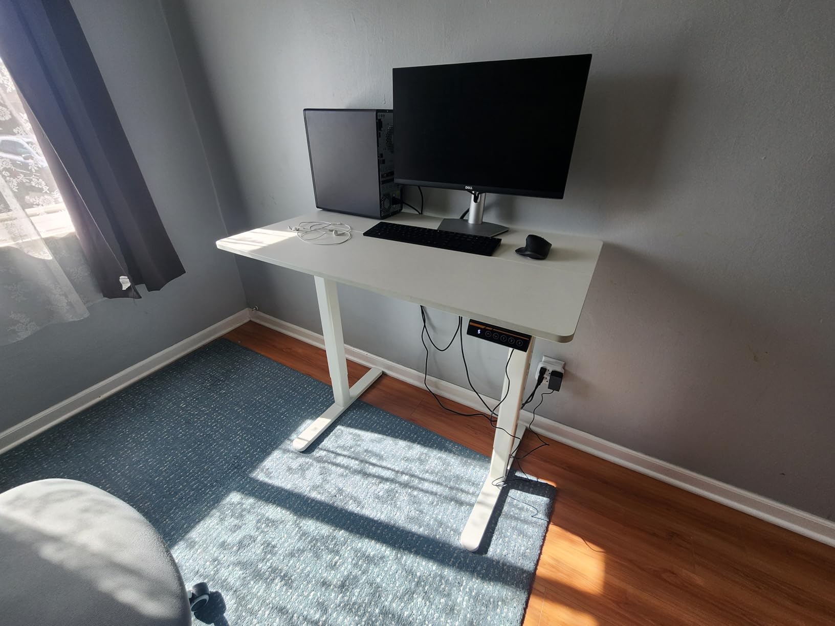 YDN 40 x 24 Inch White Electric Standing Desk customer photo 1