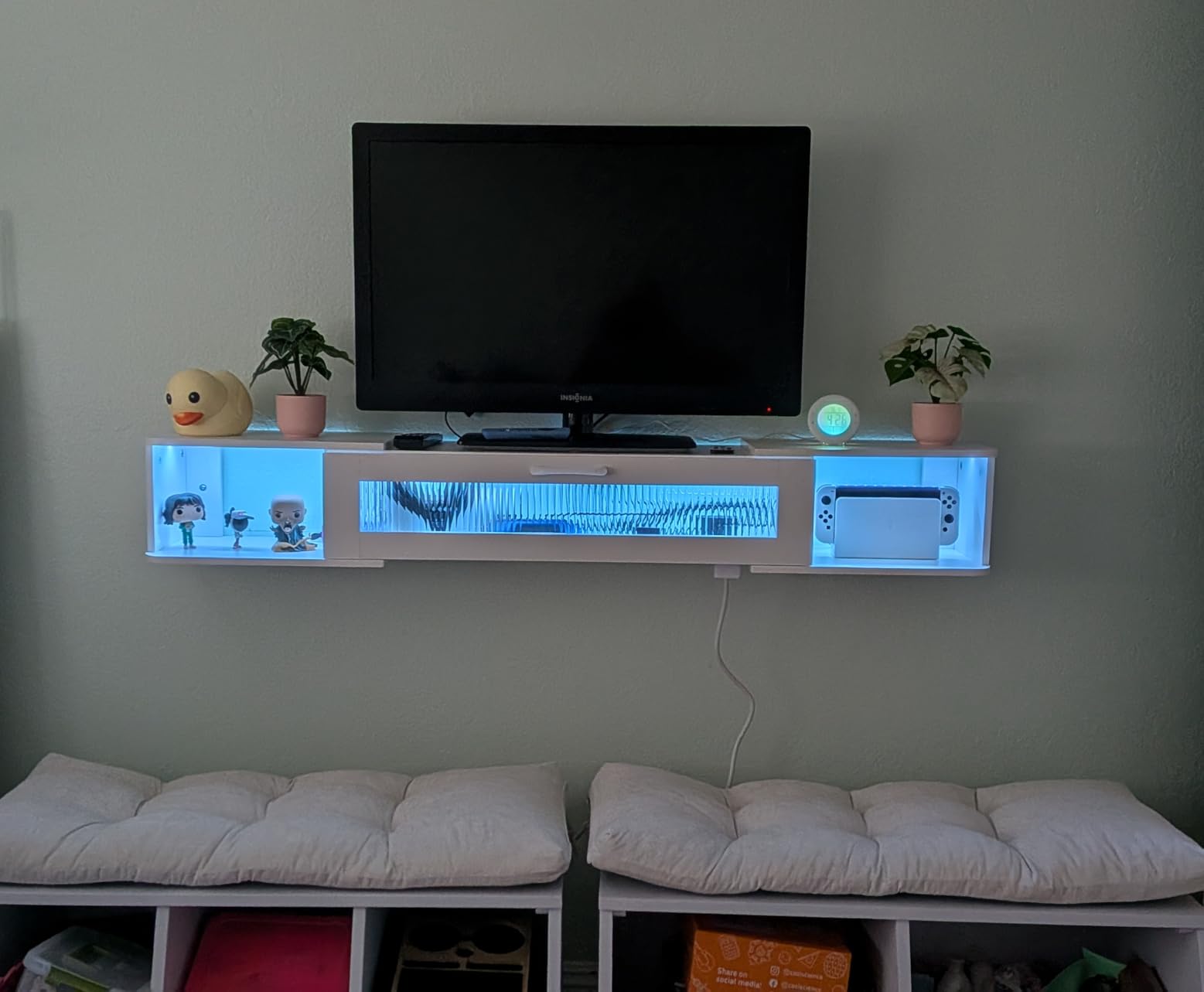 HOOBRO Floating TV Stand with LED Light Power Outlet for up to 65”, Wall Mounted TV Shelf, Modern Media Console Entertainment Center, for Living Room Bedroom, White WT34UDDS01G1 customer photo 2