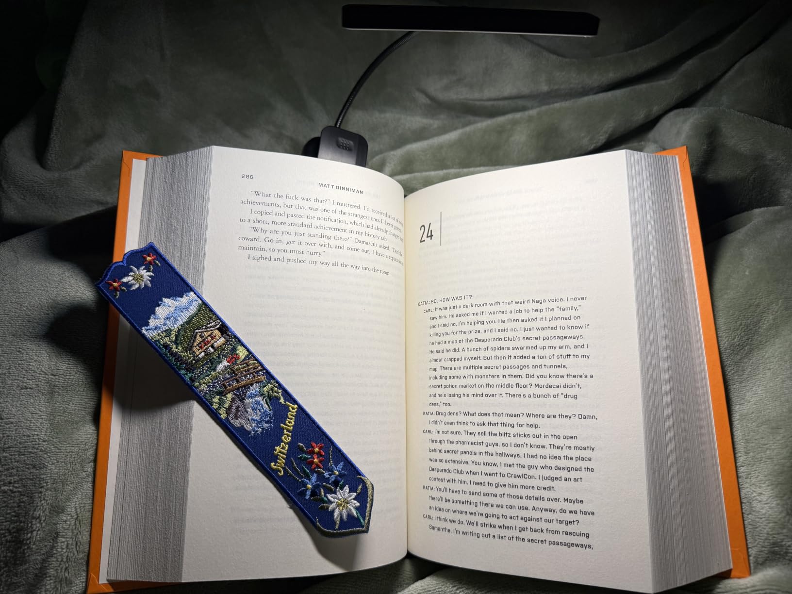 Glocusent 630nm Red Light Reading Light, 26 LED Zero Blue Light Book Lamp customer photo 2