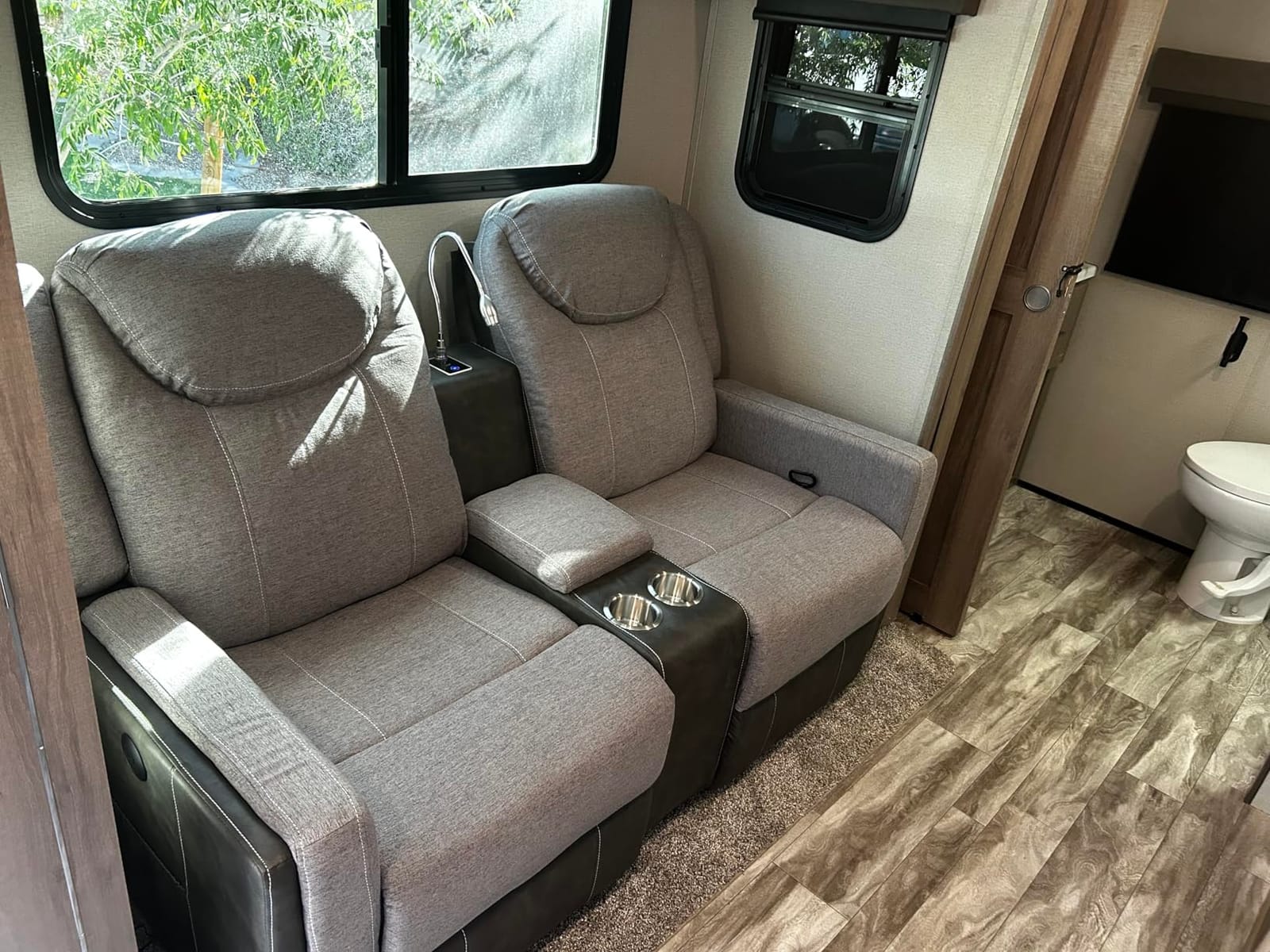 Dresegmt New Home Theater Seating, Manual Recliner Sectional Sofa for Living Room, 5 Seater Reclining Sectional Couch with Flip-Up Backrest, Storage Console, USB Ports, Grey Linen & Chocolate Leather customer photo 1